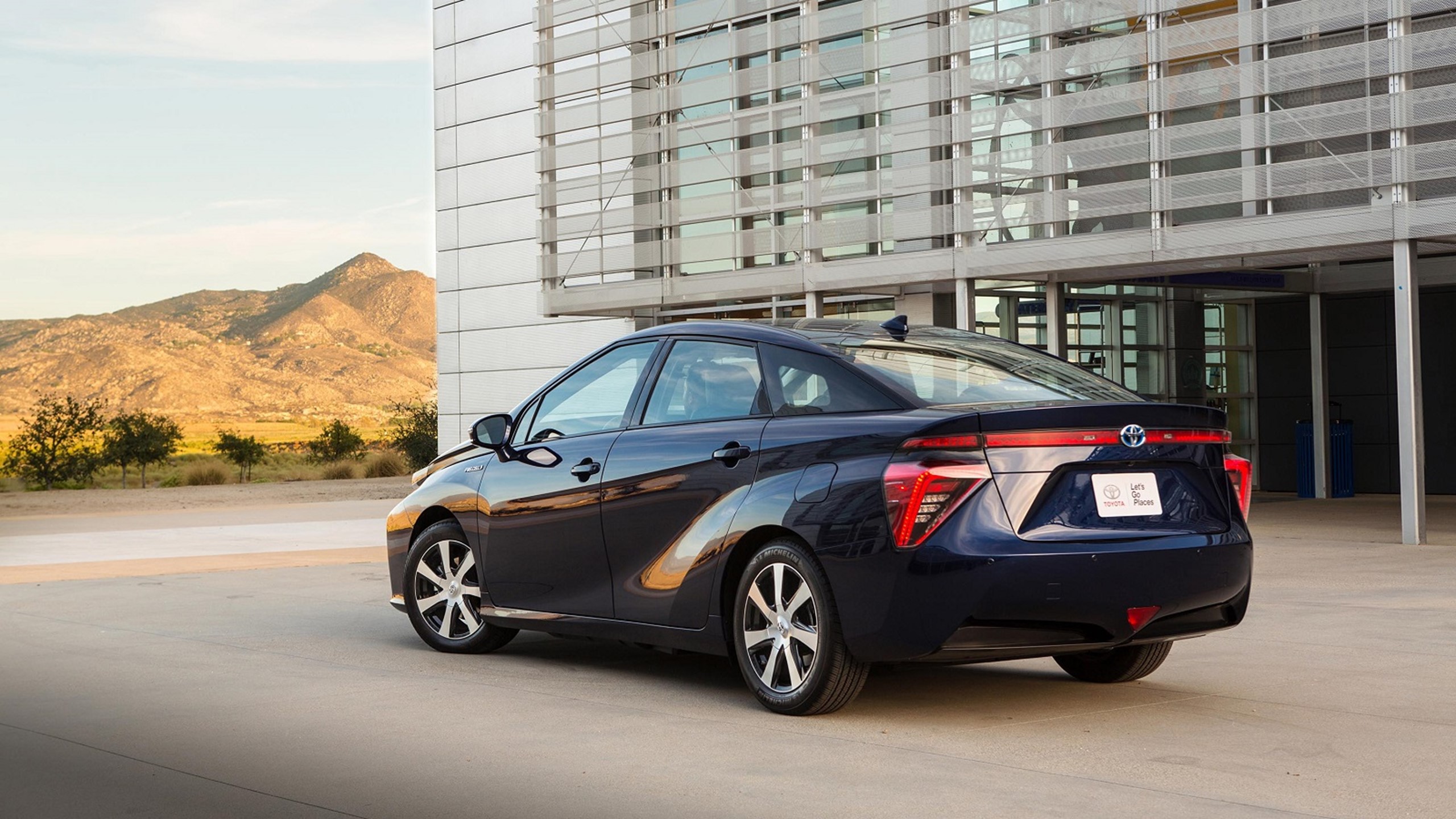 Toyota Mirai Bag Side Blaa 1600X900