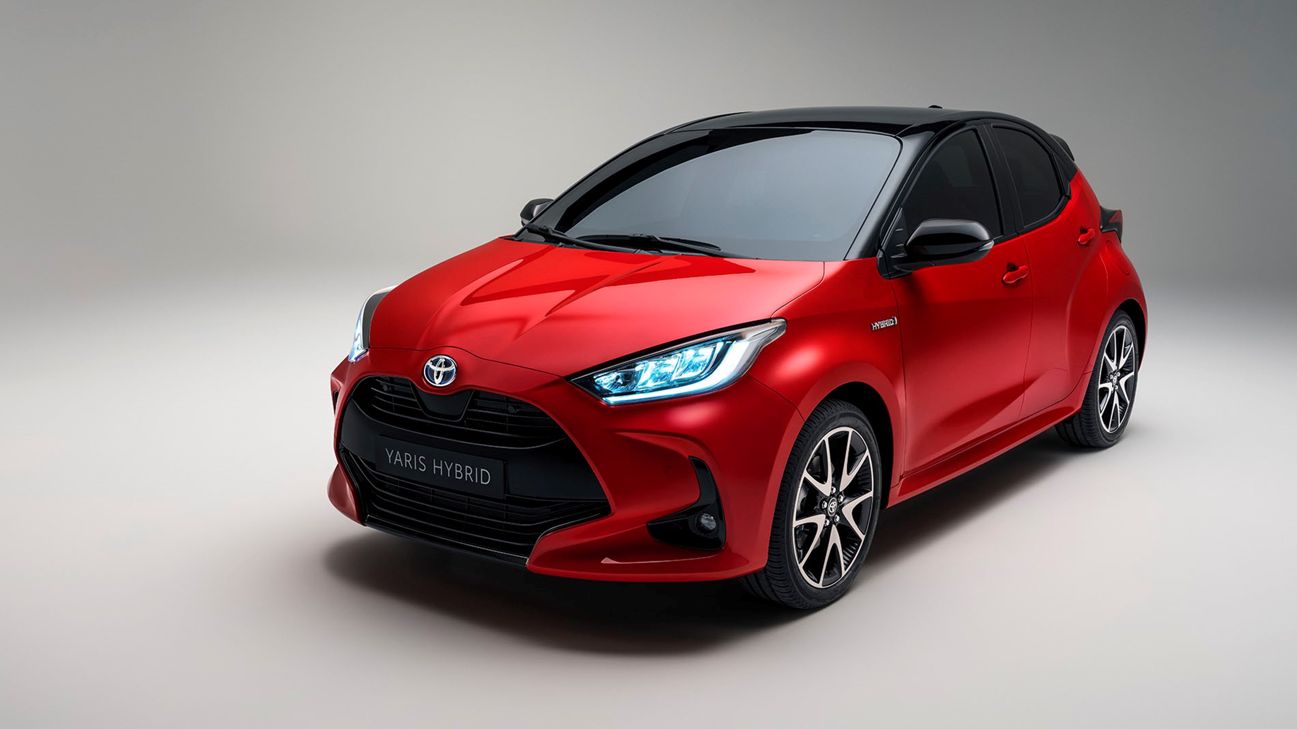 2020 Yaris Hybrid Modebillede Ovenfra Side Lys 1900X1069
