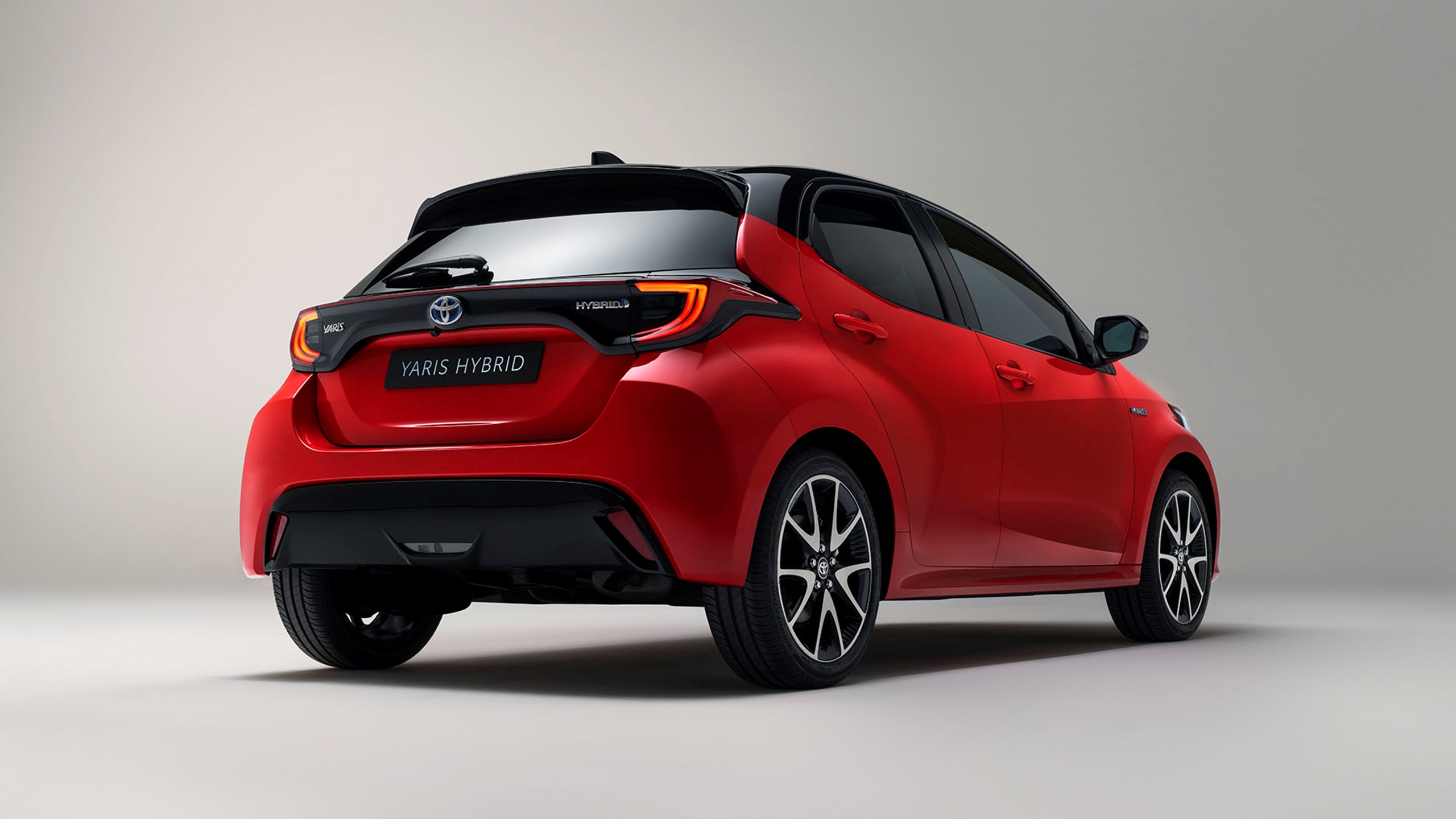 2020 Yaris Hybrid Modelbillede Bag Lys 1900X1069