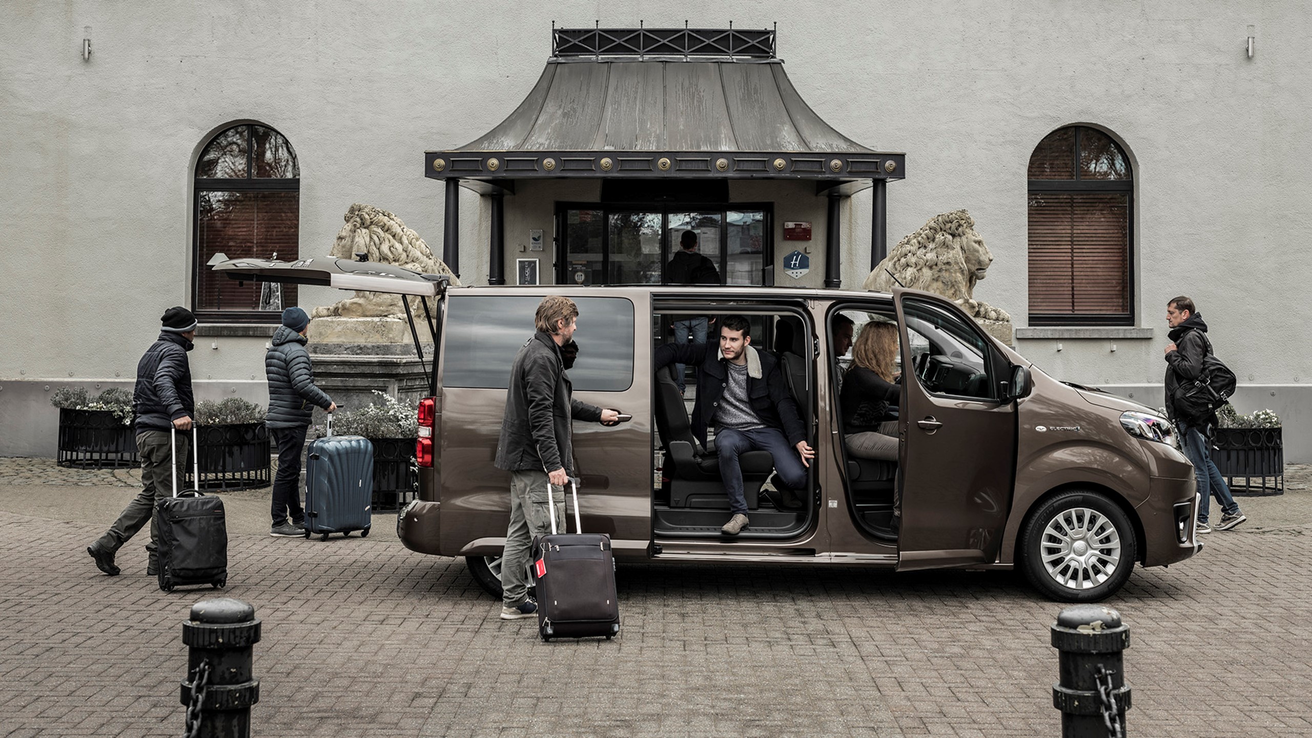 Proace Verso Electric Minibus Side 1900X1069