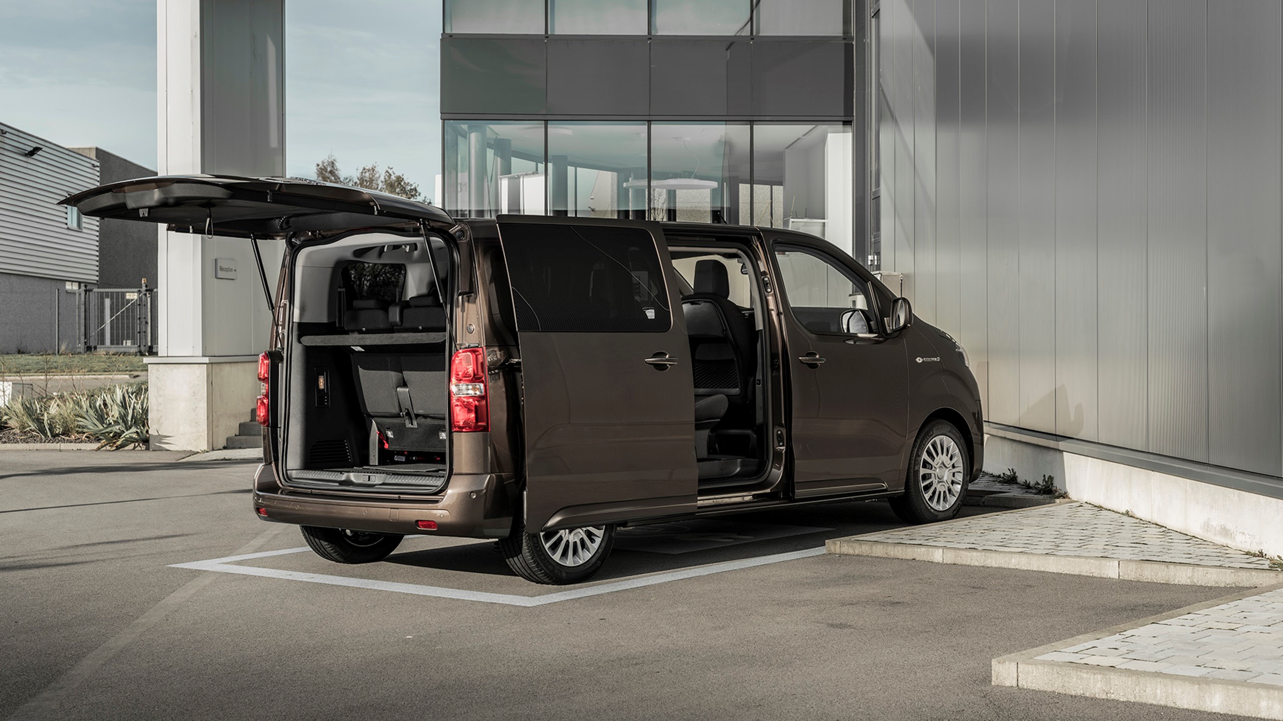 Proace Verso Electric Aaben Doere 1900X1069