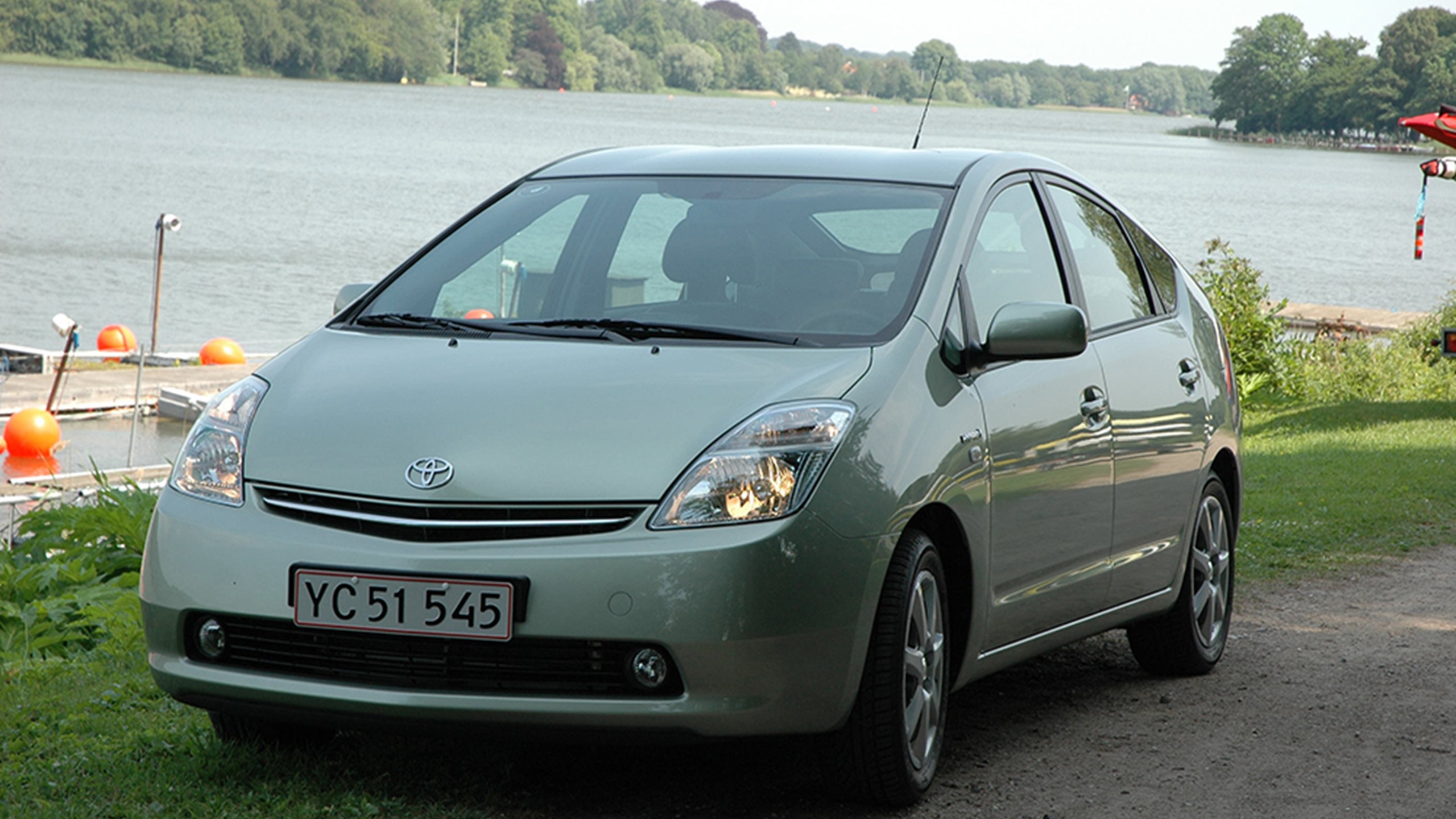 04-prius-2-generation-low.jpg